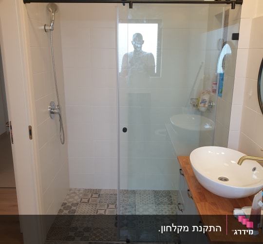 מקלחת עם דלת זכוכית, ראש מקלחת ותאורה